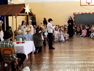 Jasełka szkolne – magia świątecznego przedstawienia