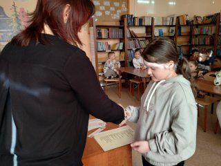 Pasowanie na Czytelnika – pierwszoklasiści wkraczają w świat książek