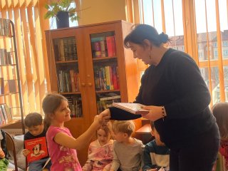 Pasowanie na Czytelnika – pierwszoklasiści wkraczają w świat książek