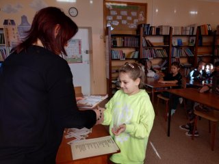 Pasowanie na Czytelnika – pierwszoklasiści wkraczają w świat książek