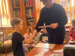 Pasowanie na Czytelnika – pierwszoklasiści wkraczają w świat książek