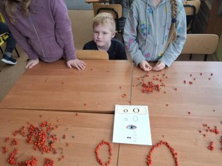 „LITERKI W AKCJI” – JESIENNE ZADANIE KLASY 1a