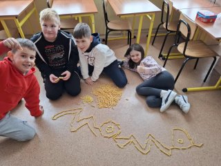 KLASA 1A REALIZUJE KOLEJNE ZADANIE PROJEKTU „LITERKI W AKCJI”