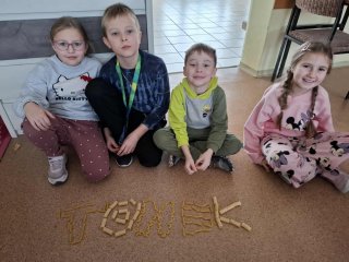 KLASA 1A REALIZUJE KOLEJNE ZADANIE PROJEKTU „LITERKI W AKCJI”