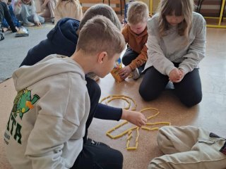 KLASA 1A REALIZUJE KOLEJNE ZADANIE PROJEKTU „LITERKI W AKCJI”