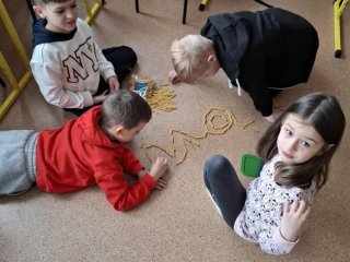 KLASA 1A REALIZUJE KOLEJNE ZADANIE PROJEKTU „LITERKI W AKCJI”