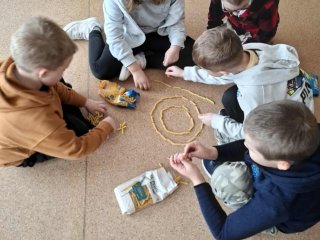 KLASA 1A REALIZUJE KOLEJNE ZADANIE PROJEKTU „LITERKI W AKCJI”