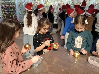 WYCIECZKA KLAS 1A I 3C DO MUZEUM BOMBKI CHOINKOWEJ W NOWEJ DĘBIE