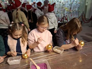 WYCIECZKA KLAS 1A I 3C DO MUZEUM BOMBKI CHOINKOWEJ W NOWEJ DĘBIE