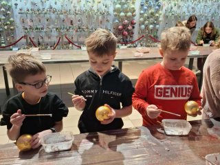 WYCIECZKA KLAS 1A I 3C DO MUZEUM BOMBKI CHOINKOWEJ W NOWEJ DĘBIE