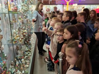 WYCIECZKA KLAS 1A I 3C DO MUZEUM BOMBKI CHOINKOWEJ W NOWEJ DĘBIE